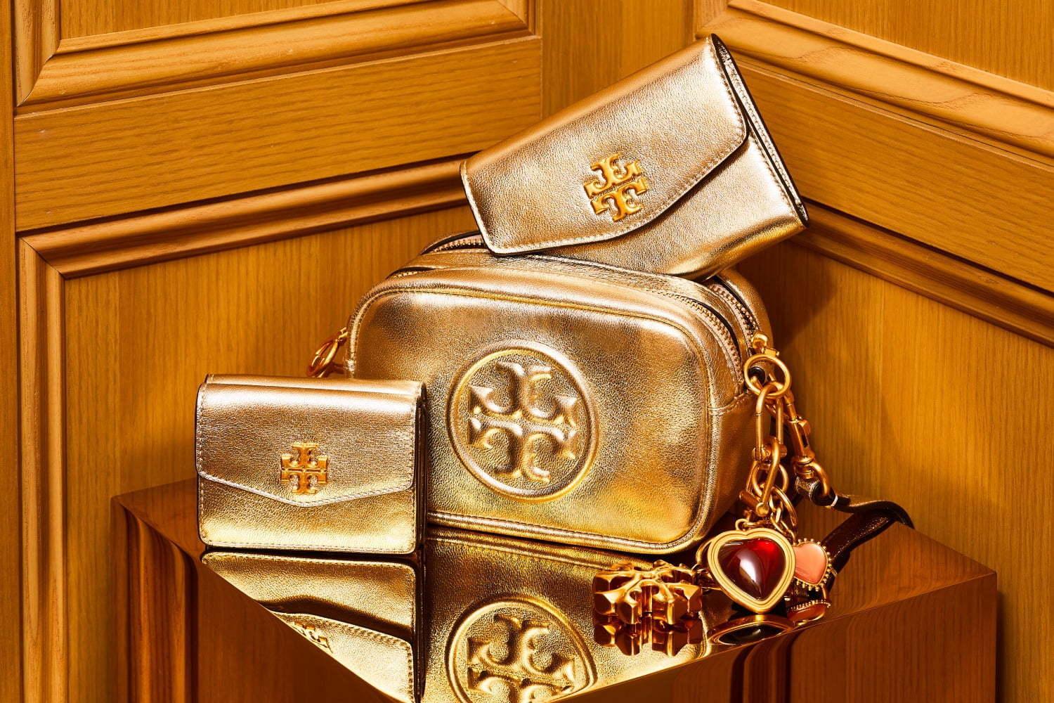 トリー バーチのクリスマスギフト - 煌くシャンパンカラーのミニ財布&バッグ、ジュエリーも 