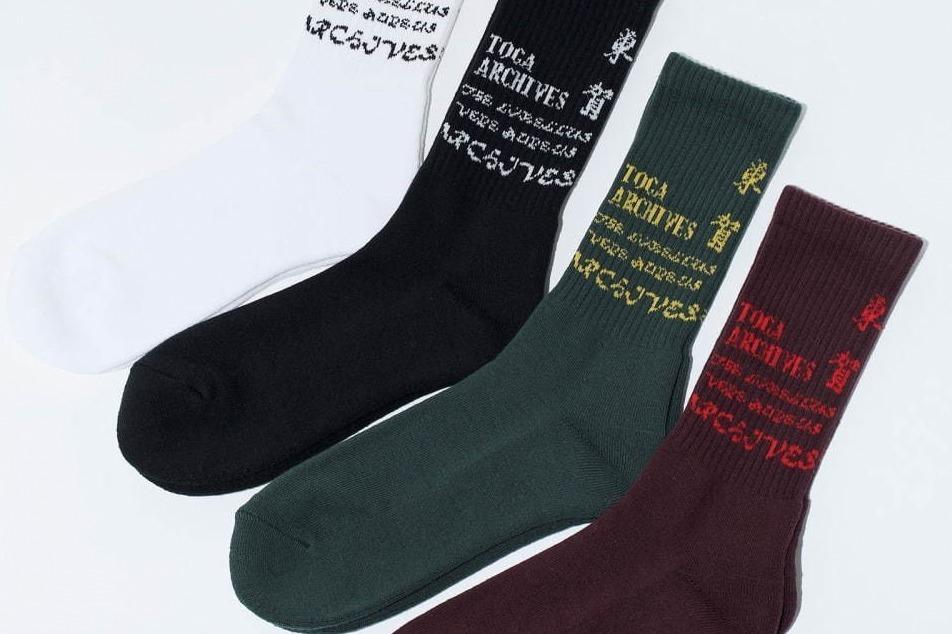 トーガ×タビオの靴下 - “東賀”の文字デザインやシアー素材ソックス、メンズ＆ウィメンズで 