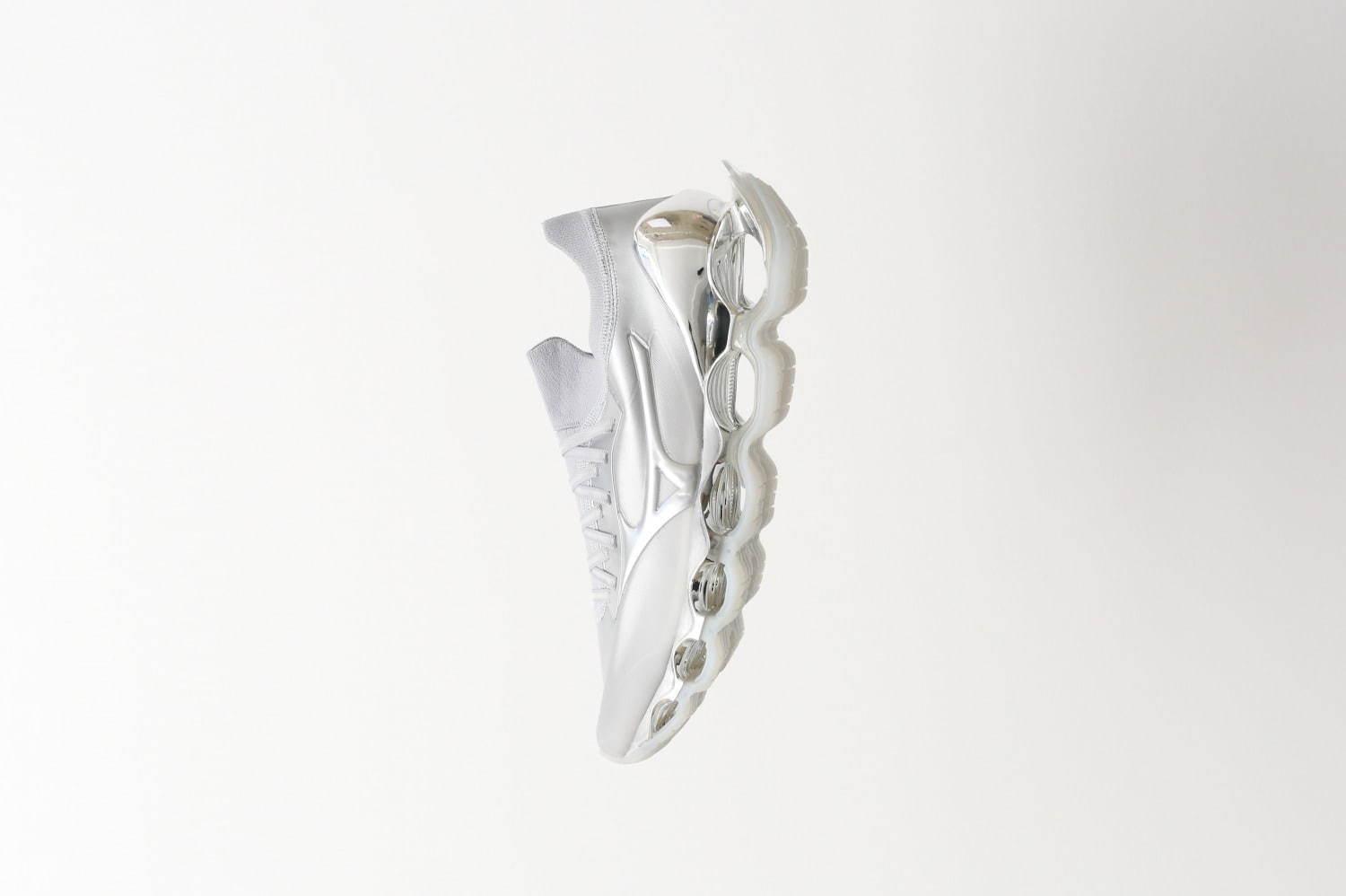 ミズノから空山基デザインの“宙に浮く!?スニーカー”、空洞のあいたソール&半透明アッパー コピー ミズノから空山基デザインの“宙に浮く!?スニーカー”、空洞のあいたソール&半透明アッパー コピー