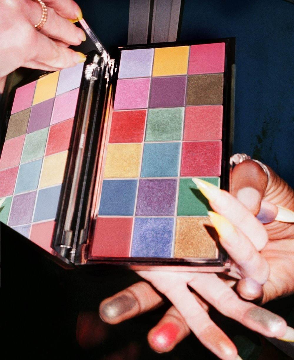 バイレード“色の実験”を楽しむ虹色アイパレット、煌めくレッド＆マットネイビーなど18色 コピー