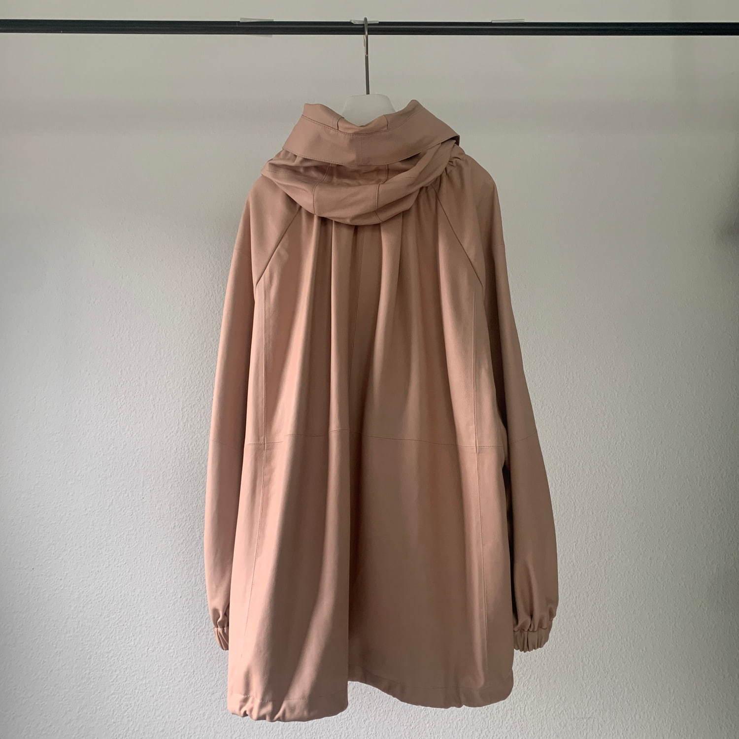 チノ×ロゥタス"両面なめらか&極薄"レザーのフーディーブルゾン、襟&裾にドローコードをセット コピー チノ×ロゥタス"両面なめらか&極薄"レザーのフーディーブルゾン、襟&裾にドローコードをセット コピー