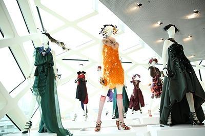 プラダ 青山店で映画「華麗なるギャツビー」の衣装展 - インスパイアされたドレス約40着が集結 