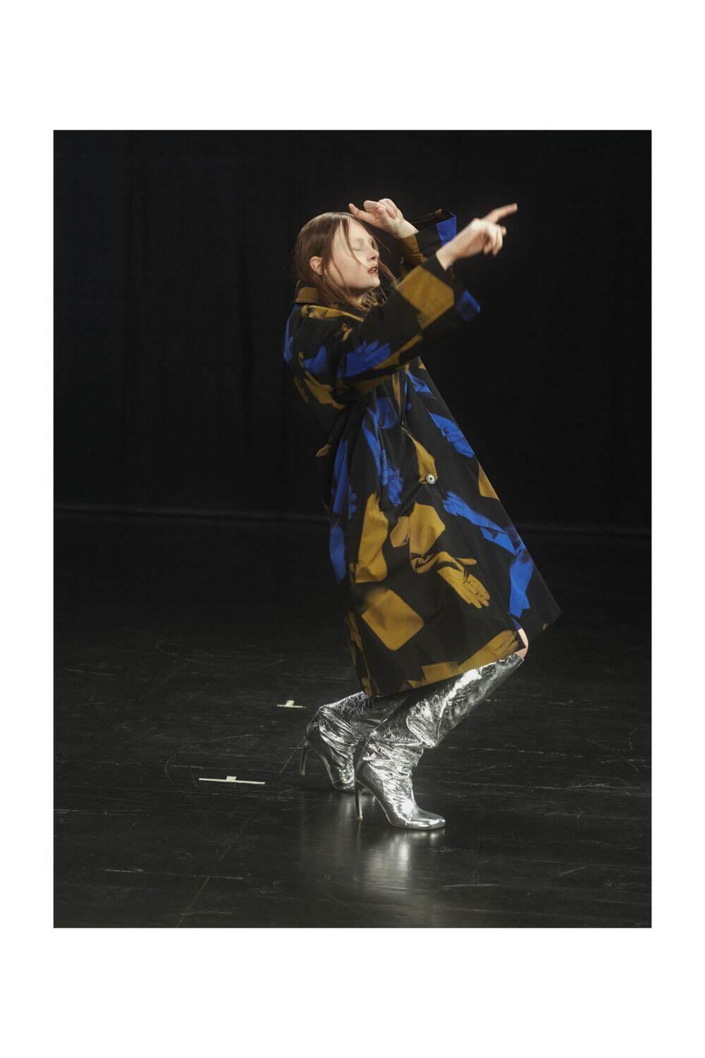 ドリス ヴァン ノッテン 2021-22年秋冬ウィメンズコレクション、舞い踊る身体と共鳴する衣服 コピー