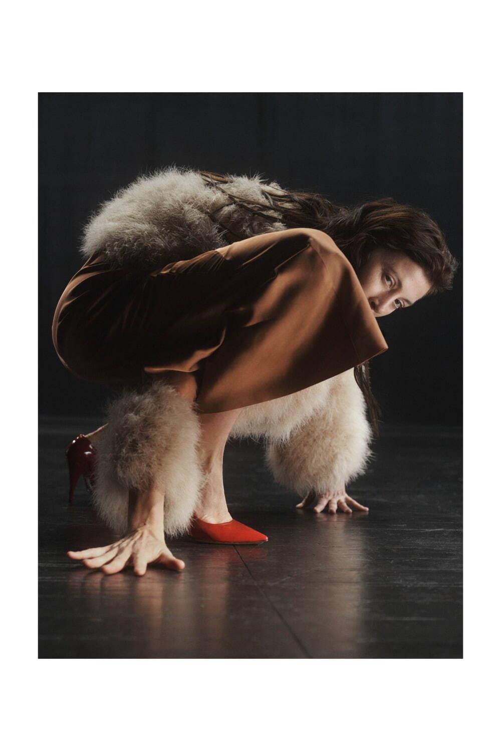 ドリス ヴァン ノッテン 2021-22年秋冬ウィメンズコレクション、舞い踊る身体と共鳴する衣服 コピー