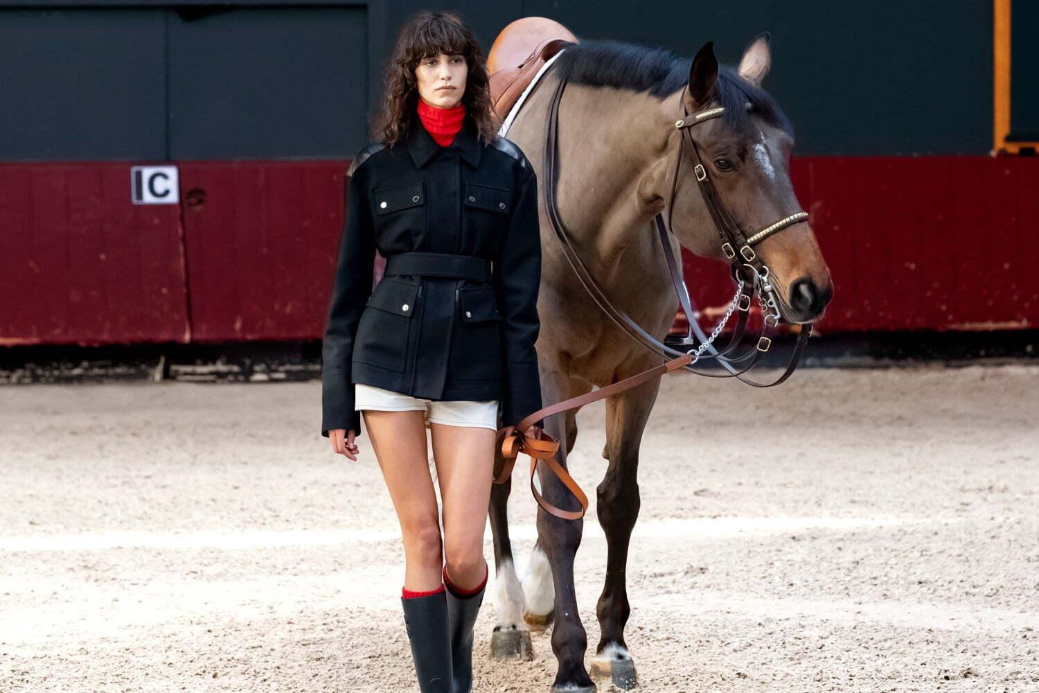 ロンシャン 2021-22年秋冬コレクション - 乗馬の世界に吹き抜けるエレガントな風 