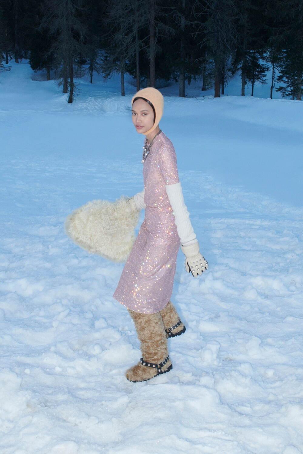 ミュウミュウ 2021-22年秋冬コレクション - 雪山への勇敢な旅、銀世界のファンタジー コピー ミュウミュウ 2021-22年秋冬コレクション - 雪山への勇敢な旅、銀世界のファンタジー コピー