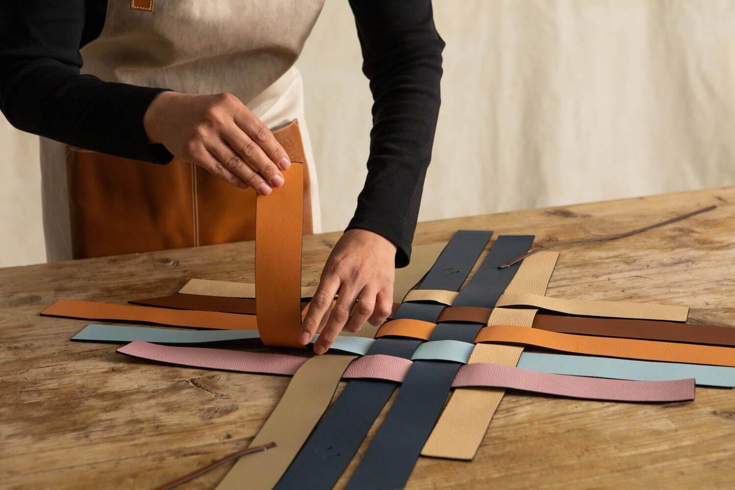 ロエベ“余剰レザー”を再利用したバッグ「ウーブン バスケット」や“カニ”型バッグチャーム コピー