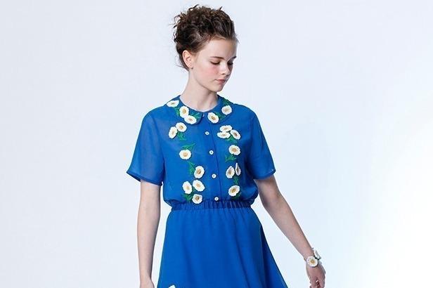 ジェーンマープル“デイジー”モチーフの新作、花々を連ねたブラウスや60'sスカーフ着想のドレス 