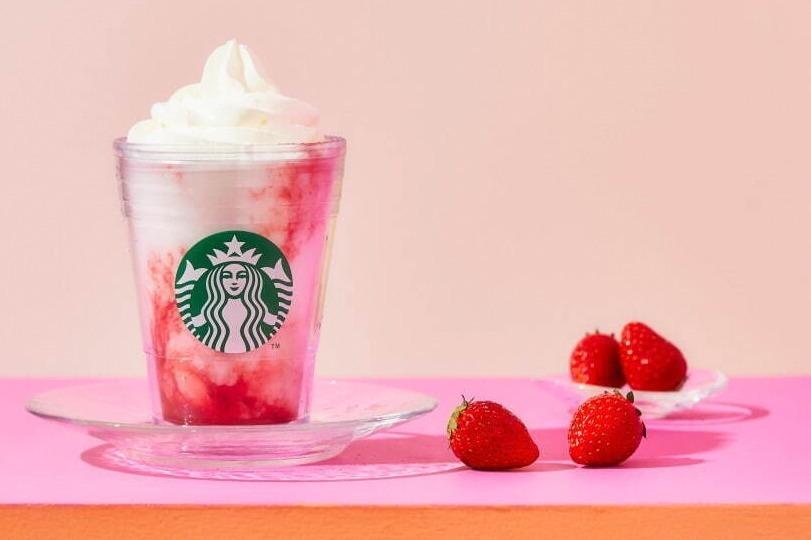 スターバックス新作“マーブル模様”のストロベリーフラペチーノ、甘酸っぱい苺ソース×ミルク 
