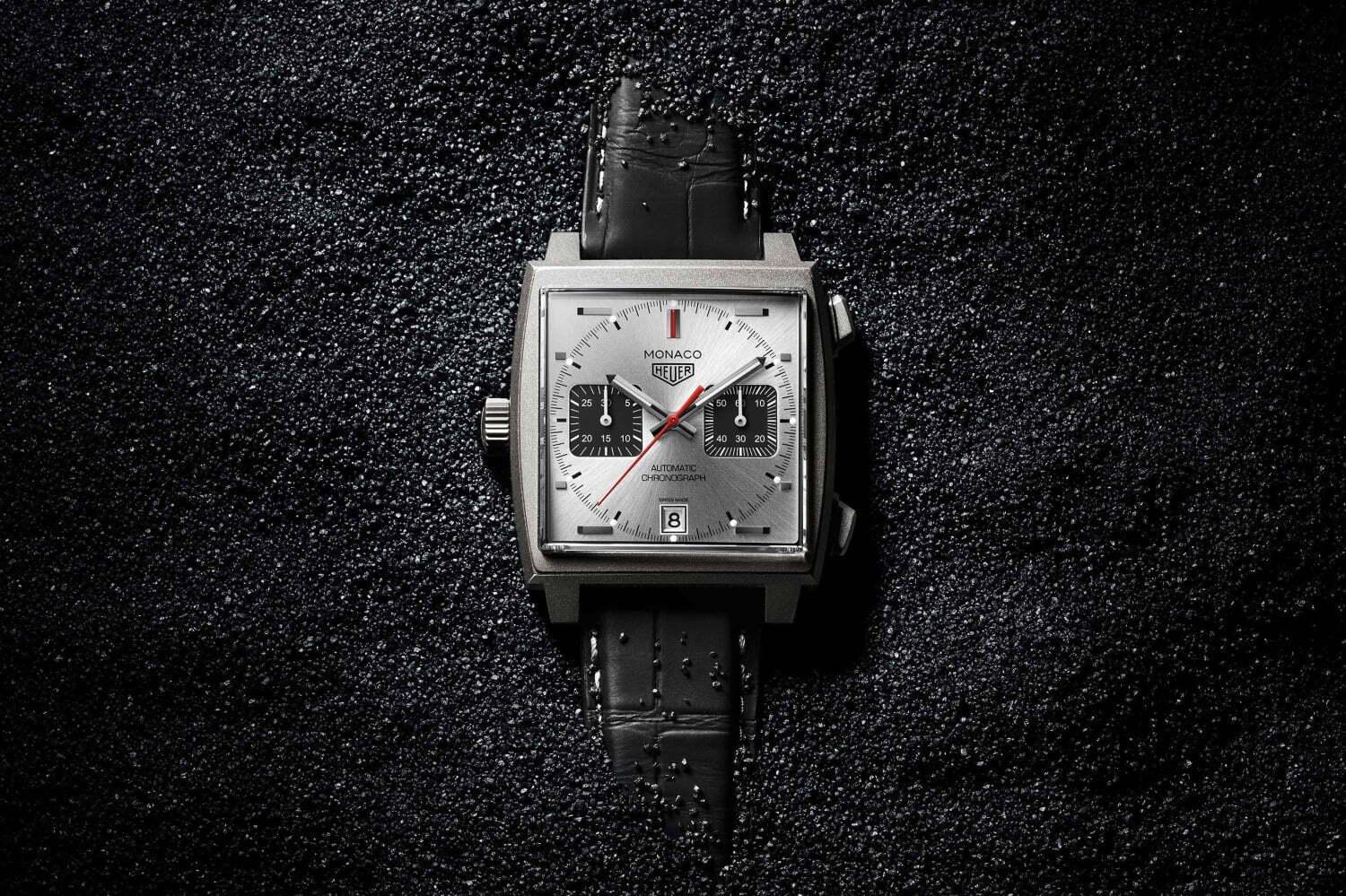 タグ・ホイヤーの腕時計「モナコ」限定モデル、チタンケース×“タイヤの溝”着想レザーストラップ 
