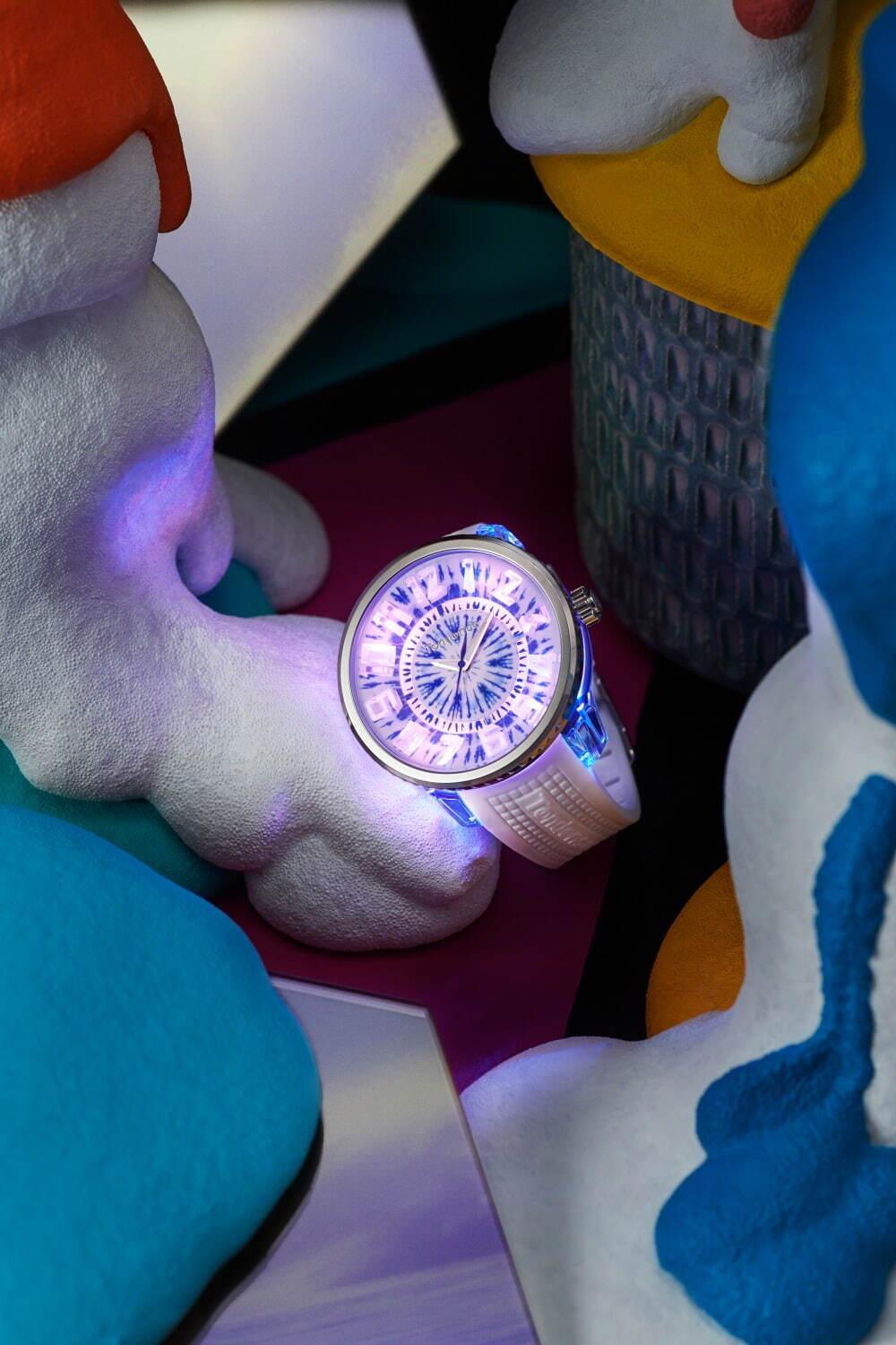 テンデンス“タイダイ柄”の腕時計、インデックスが光る「フラッシュ」にホワイト＆ブルーモデル コピー