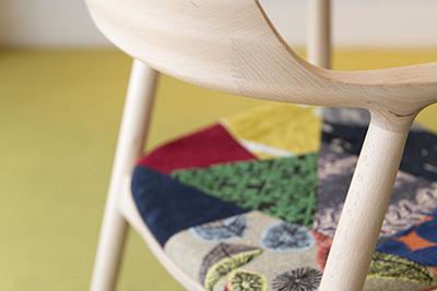 ミナ ペルホネン×マルニ木工 - 個性的な木材を使用したコラボ家具を伊勢丹新宿店で発表 
