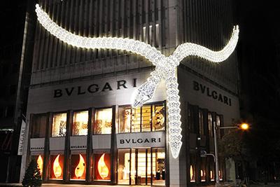 ブルガリ、巨大な蛇のイルミネーションを今年も銀座で展開 