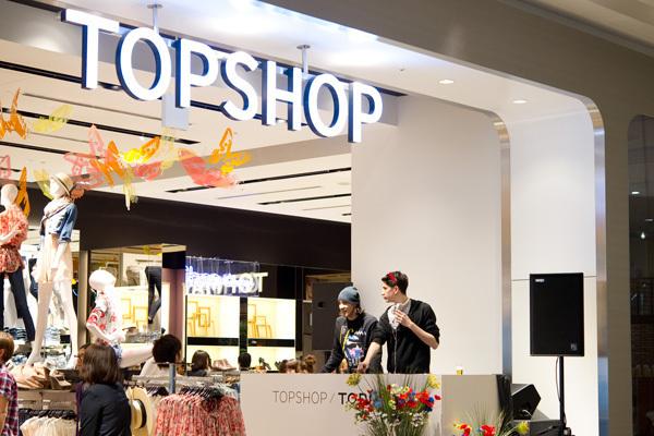 横浜、桜木町駅前の大型商業施設「コレットマーレ」、TOPSHOP/TOPMANではDJがお出迎え！ 